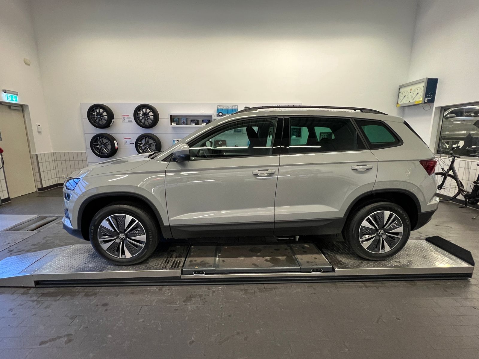 Fahrzeugabbildung SKODA Karoq TOUR 1.5 TSI DSG *AHK, LED, ACC, 17''-LM*