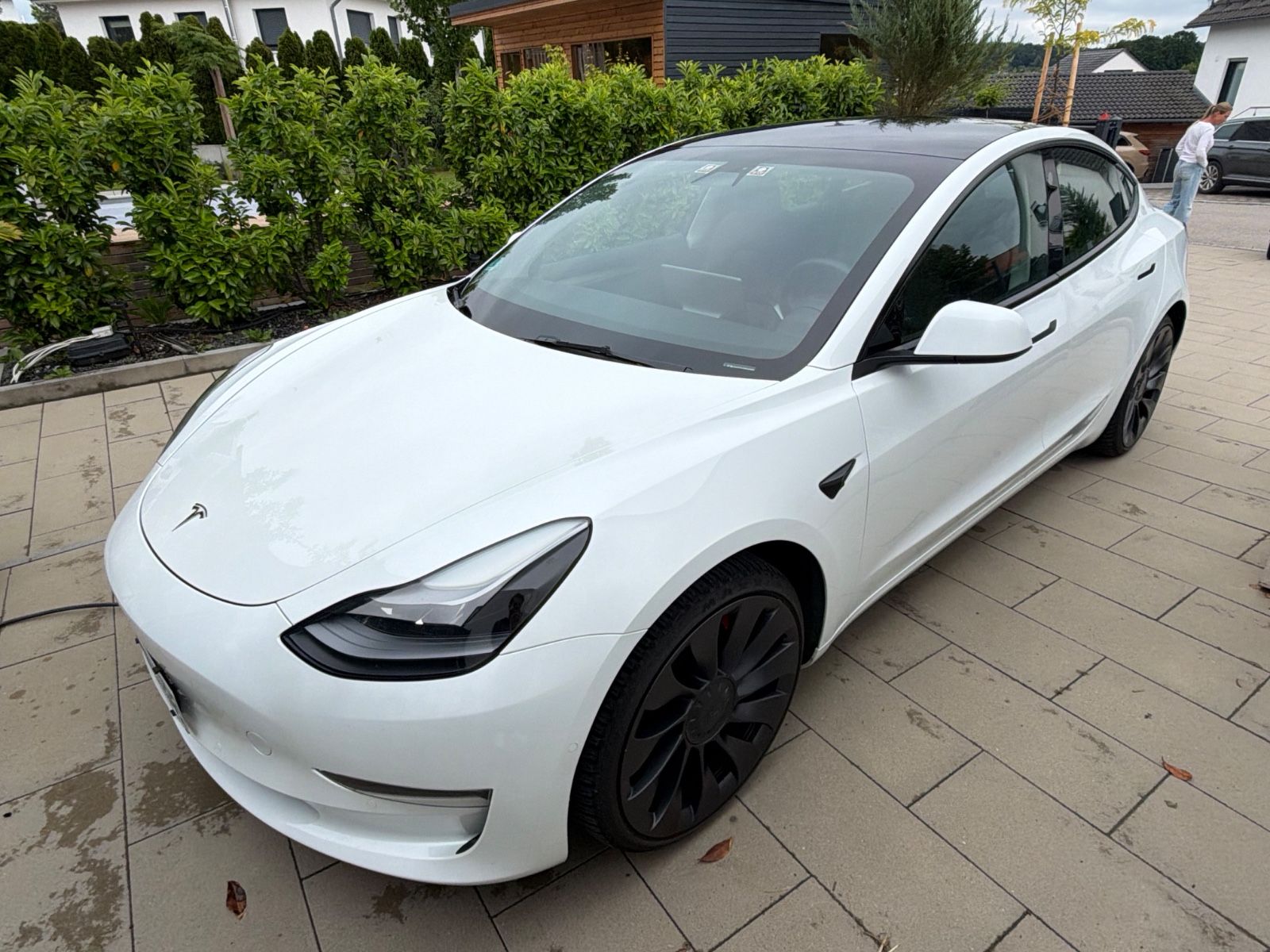 TESLA Model 3 Allradantrieb mit Dualmotor Performa...