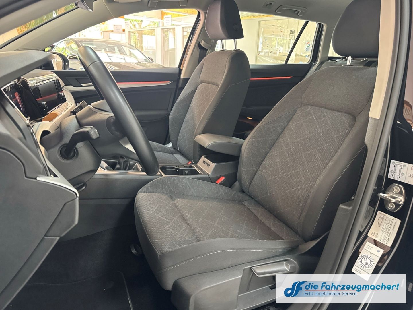 Fahrzeugabbildung Volkswagen Golf VIII Variant Life 1.0 TSI EU6d Digitales Co