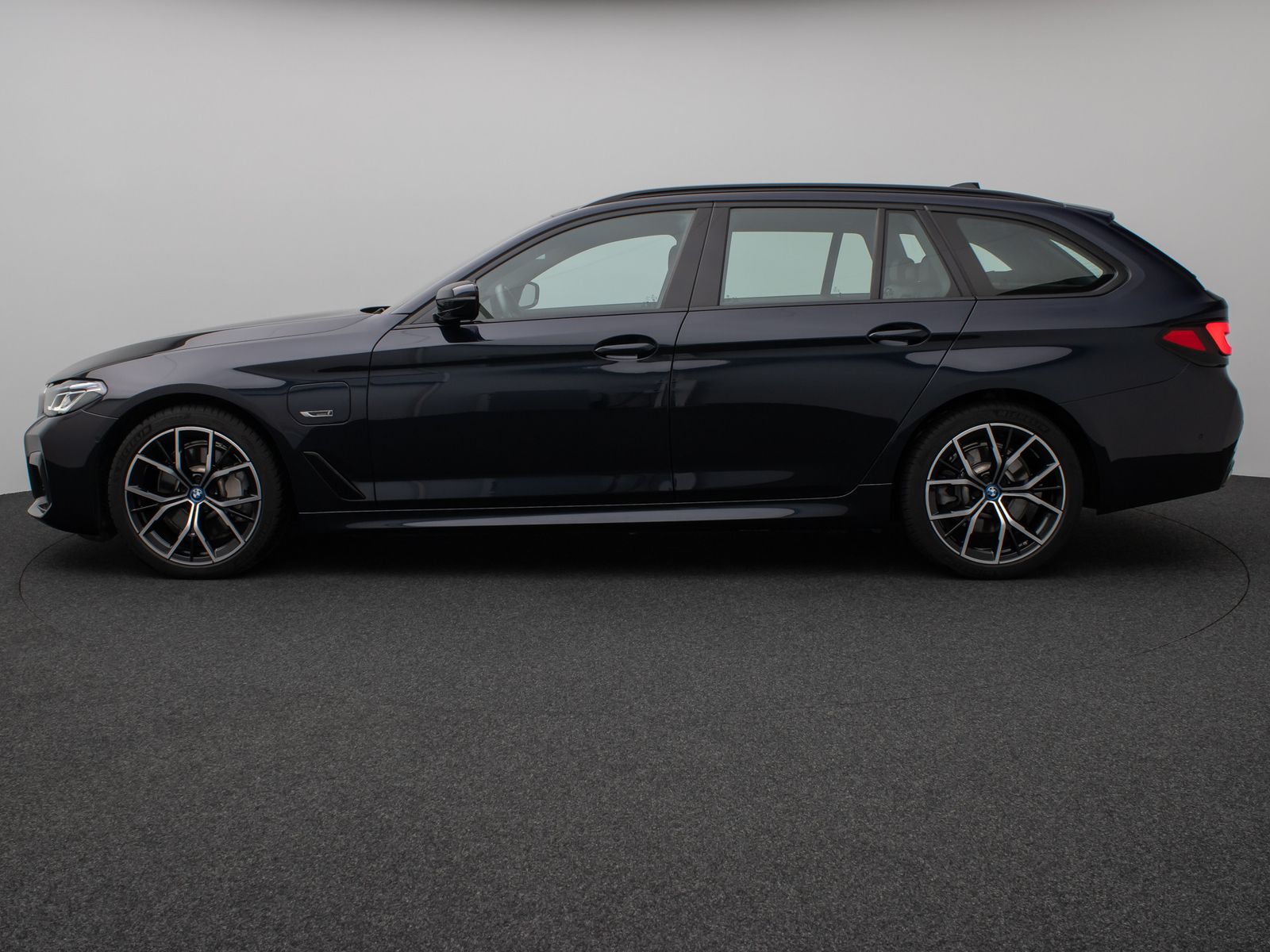 Fahrzeugabbildung BMW 530e xD M Sport Individual Panorama HUD H/K Voll