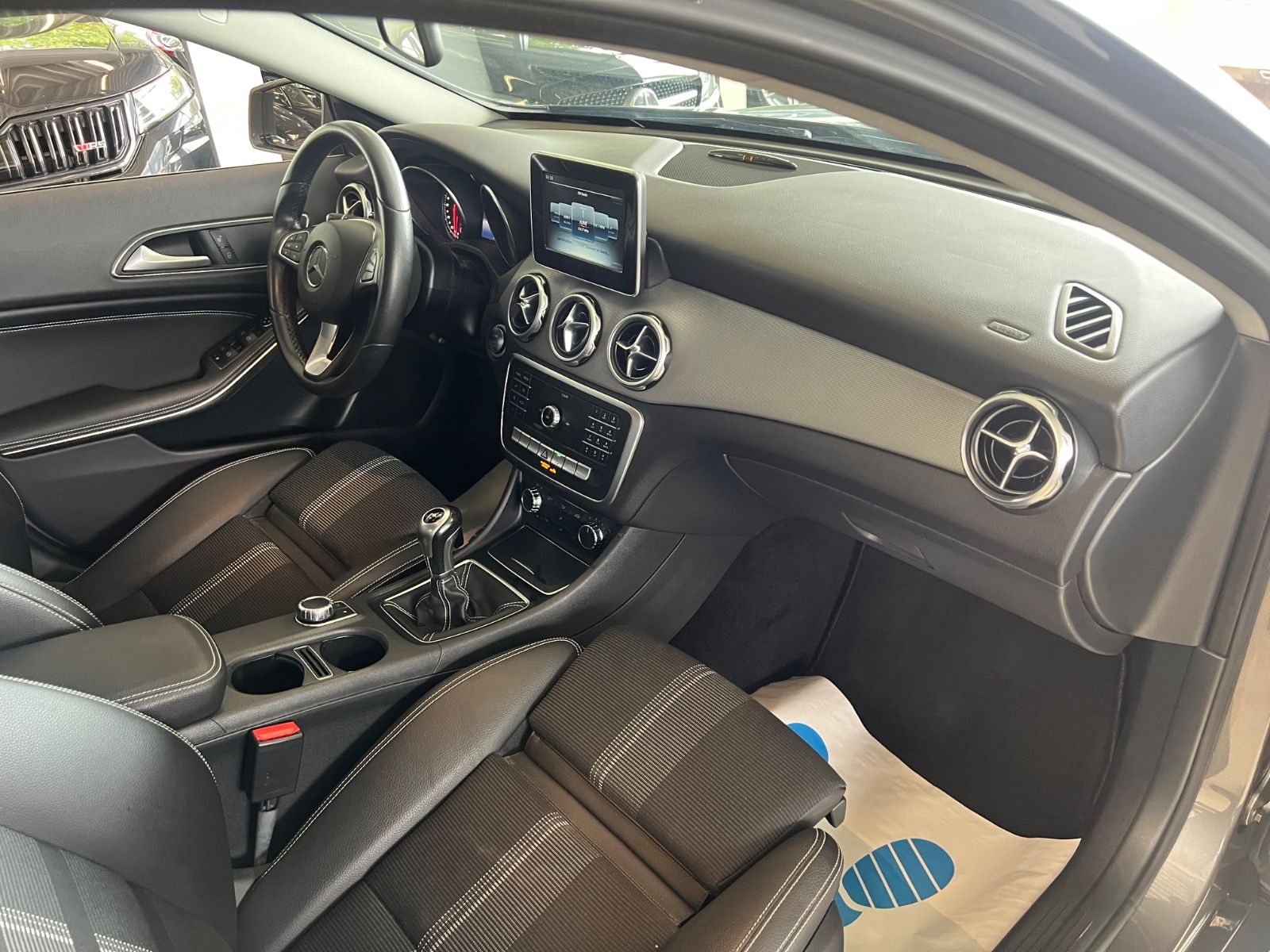 Fahrzeugabbildung Mercedes-Benz GLA 200 * SPORT-LINE URBAN * 1.HAND *