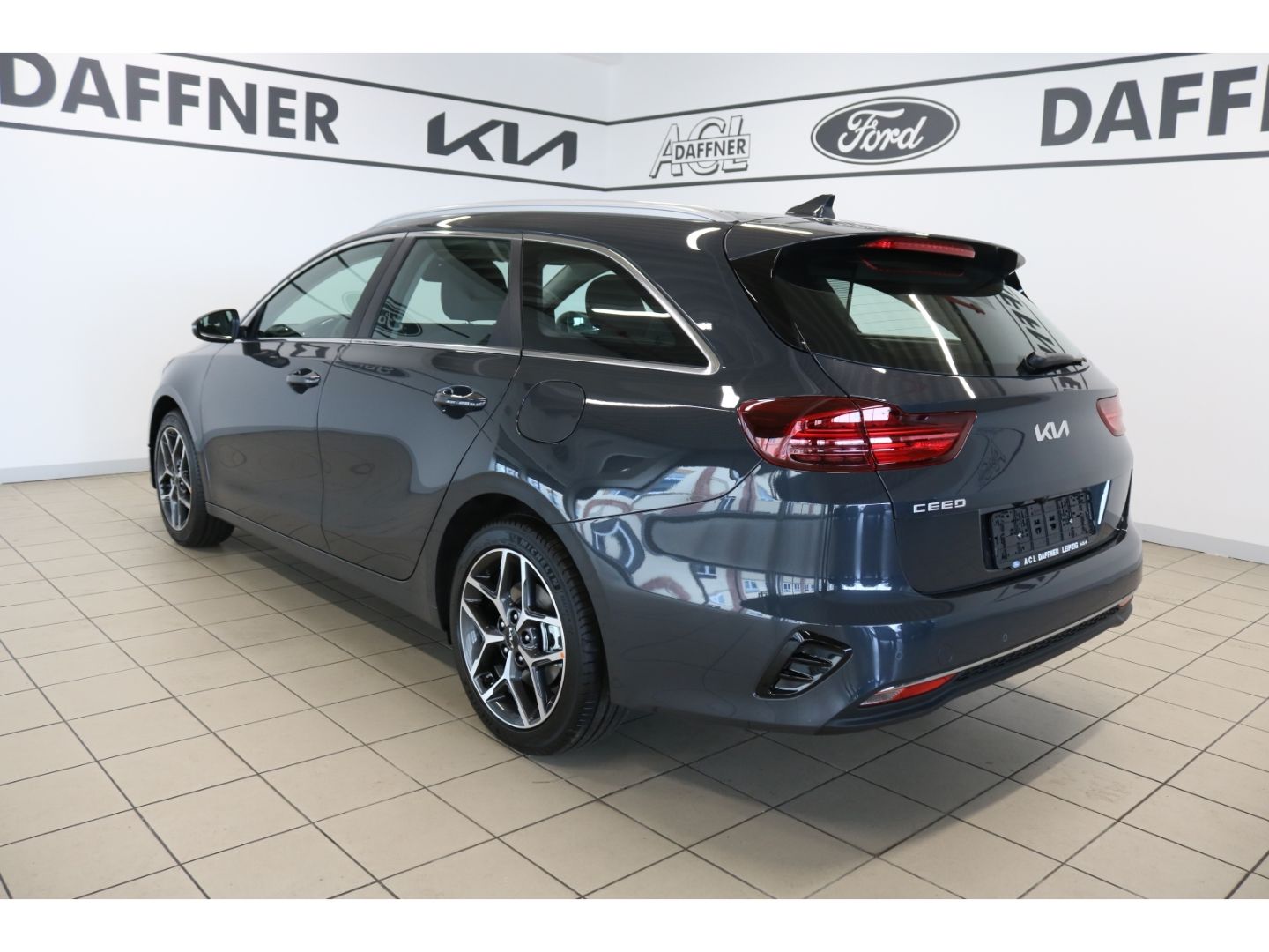 Fahrzeugabbildung Kia Ceed_sw 1.5 T-GDI Spirit SHZ Navi JBL Kamera