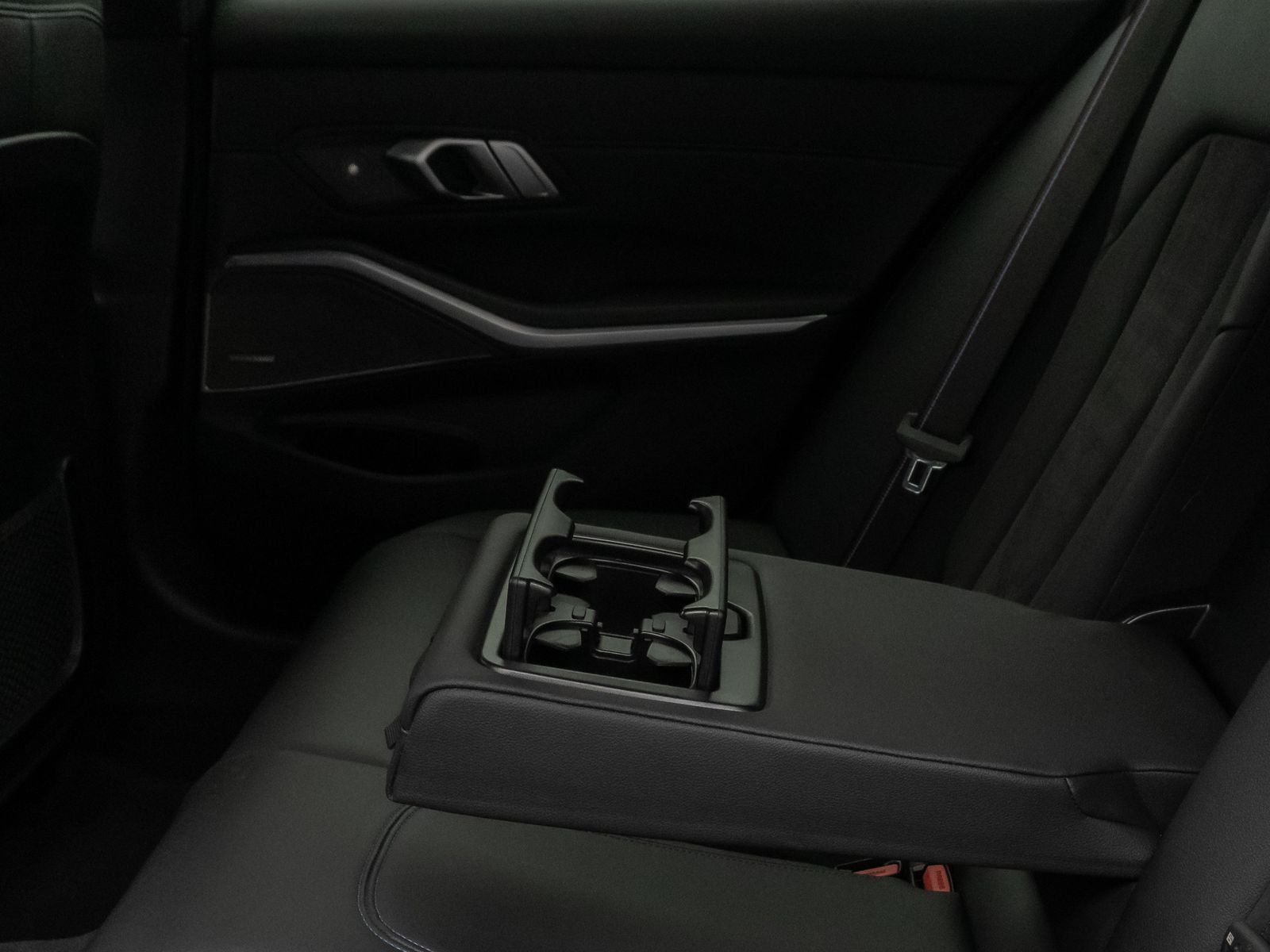 Fahrzeugabbildung BMW 320d M Sport Kamera HUD DAB H/K Komfort 19Zoll