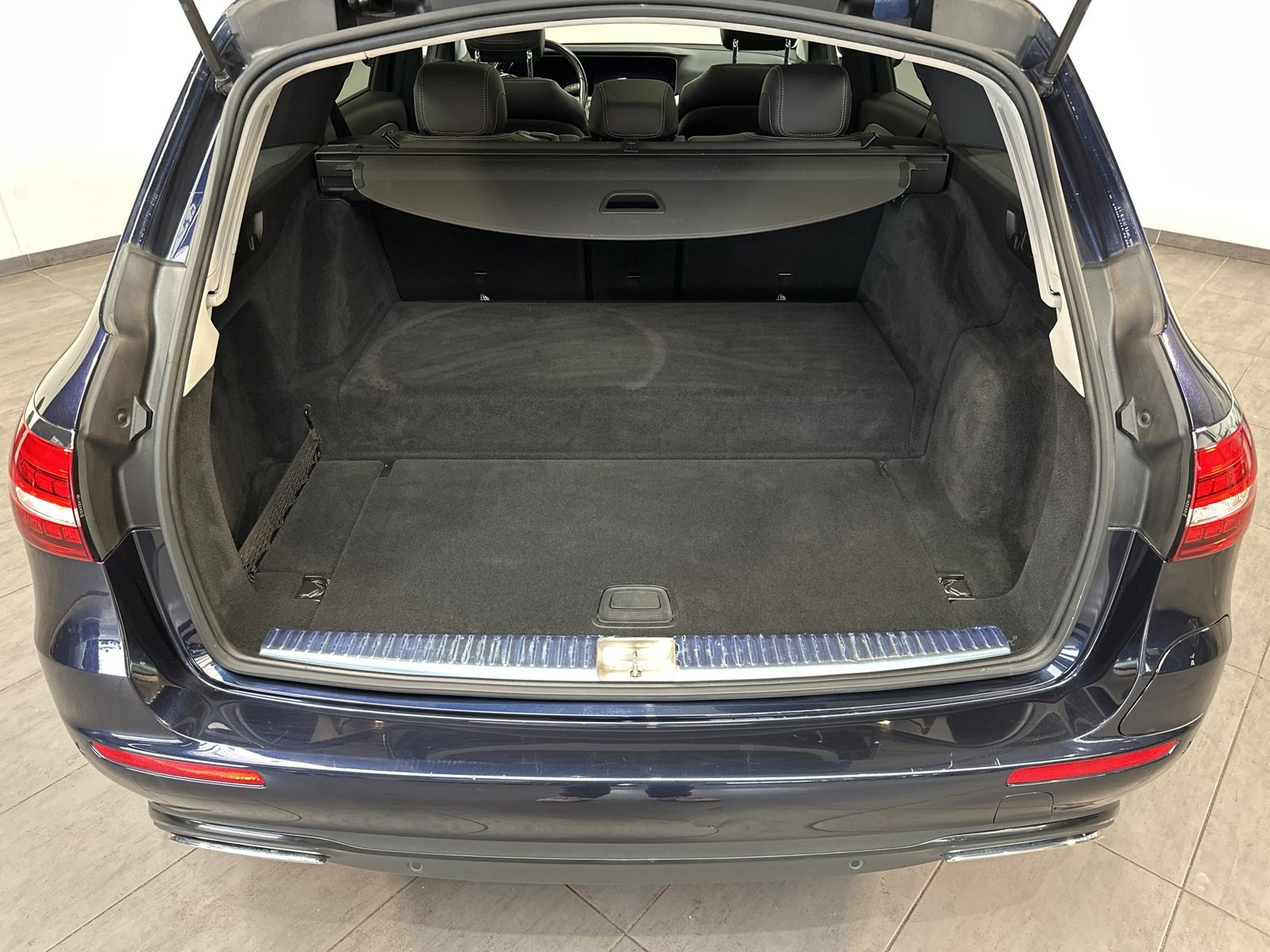 Fahrzeugabbildung Mercedes-Benz E 300de T Avantgarde NAV+LED+PANORAMA+HUD+AHK