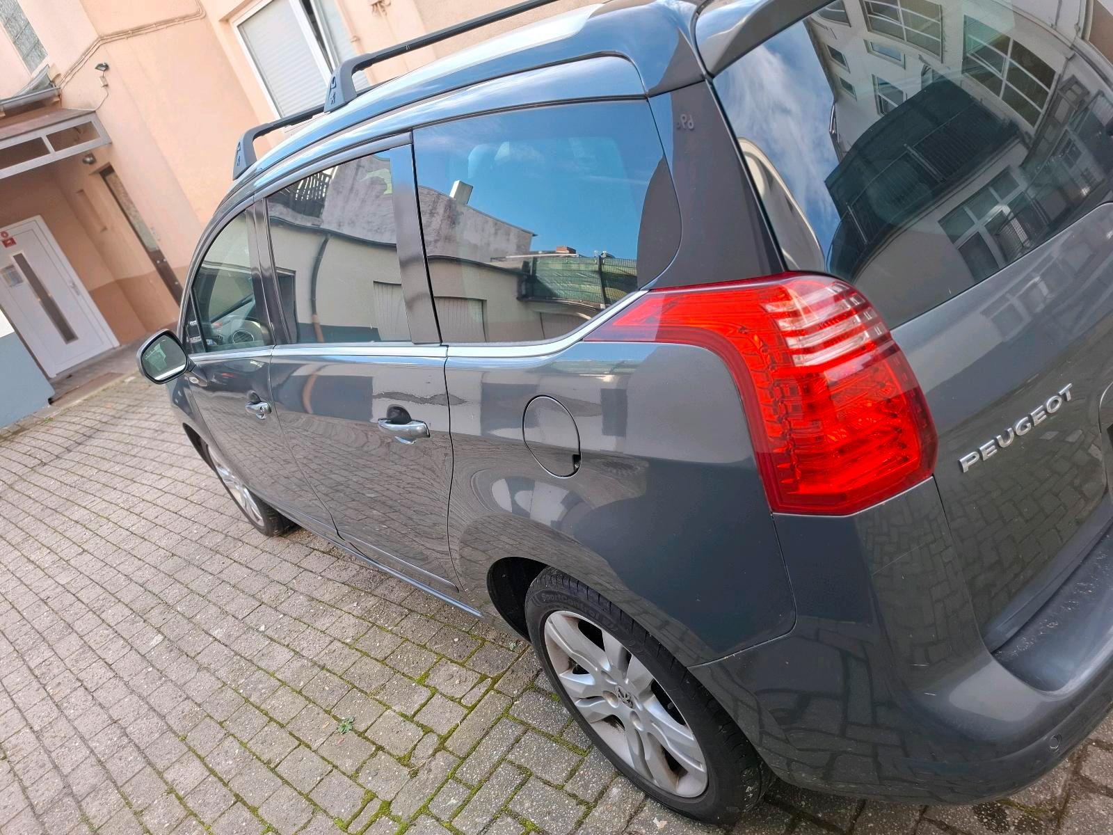 Peugeot e-5008