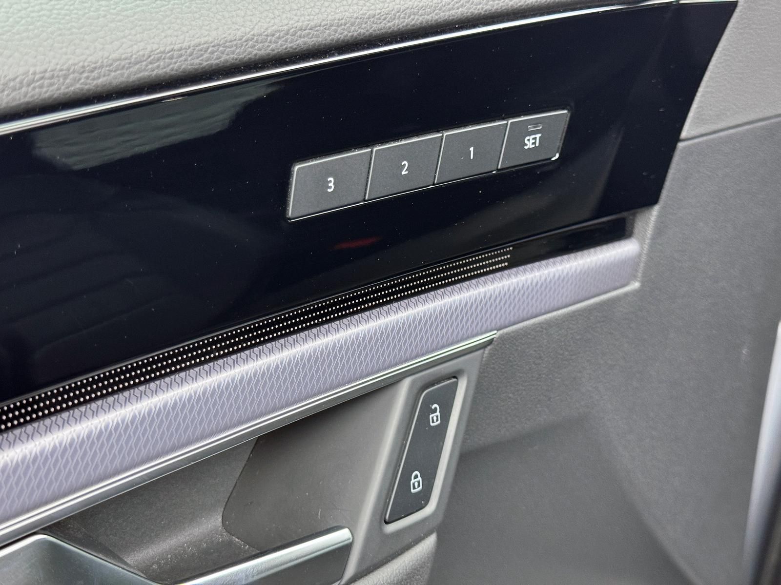 Fahrzeugabbildung Volkswagen 4.0 TDI V8*R-LINE*STANDHZ*DYNAUDIO*LUFT*PANO*AHK