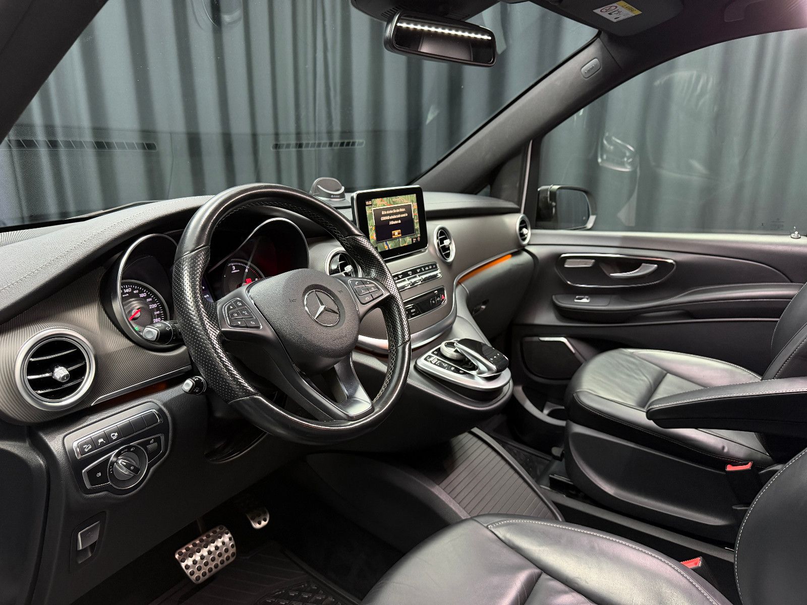 Fahrzeugabbildung Mercedes-Benz V250d NIGHT EDITION 4MATIC lang AMG-LINE|360°|