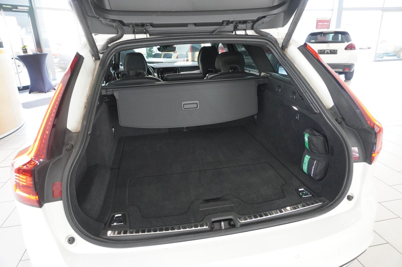 Fahrzeugabbildung Volvo V90 Kombi B4 PLUS DARK NAVI/LED/KAMERA/PANO./H&K