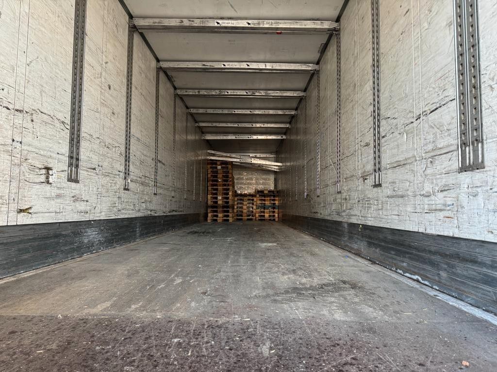 Fahrzeugabbildung Schmitz Cargobull Ferro Plast Koffer Isoliert Auflieger