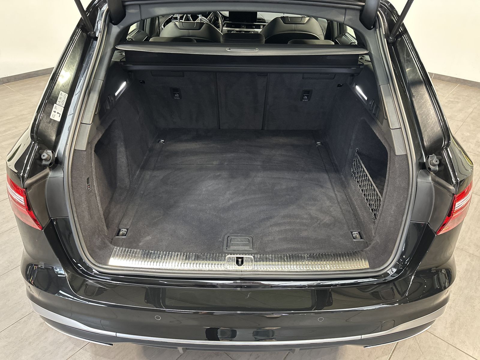 Fahrzeugabbildung Audi A4 Avant 40 TFSI S-Line NAV+LED+AHK+VCOCKPIT+ACC