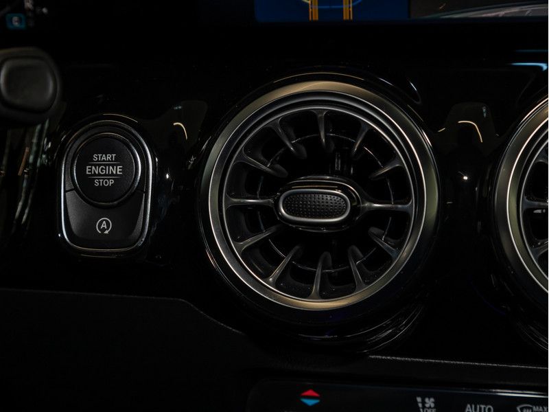 Mercedes-Benz GLA 250 4M AMG-Sport MLB Pano AHK Night Distr 20 foto 19