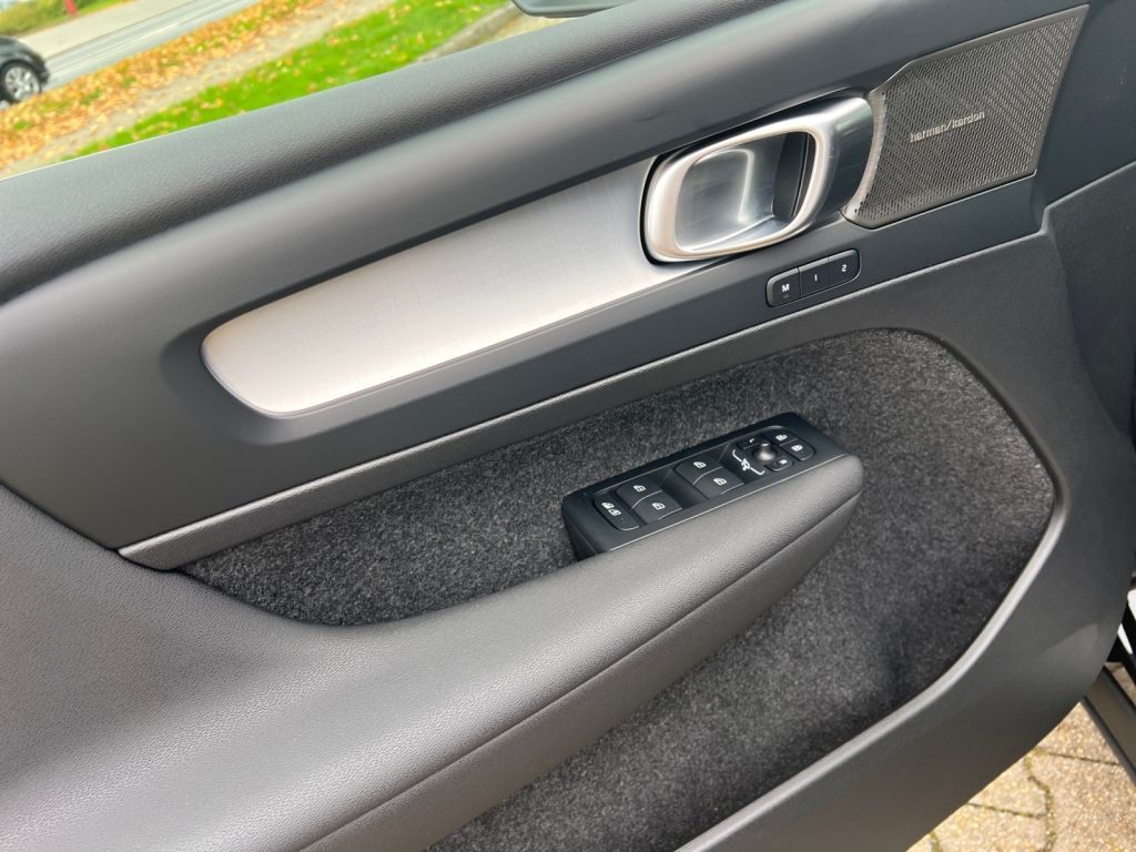 VOLVO XC40 B4 B DKG Ultra Black Edition, Licht-P.,FHZ VOLVO XC40 B4 B DKG Ultra Black Edition, Licht-P.,FHZ