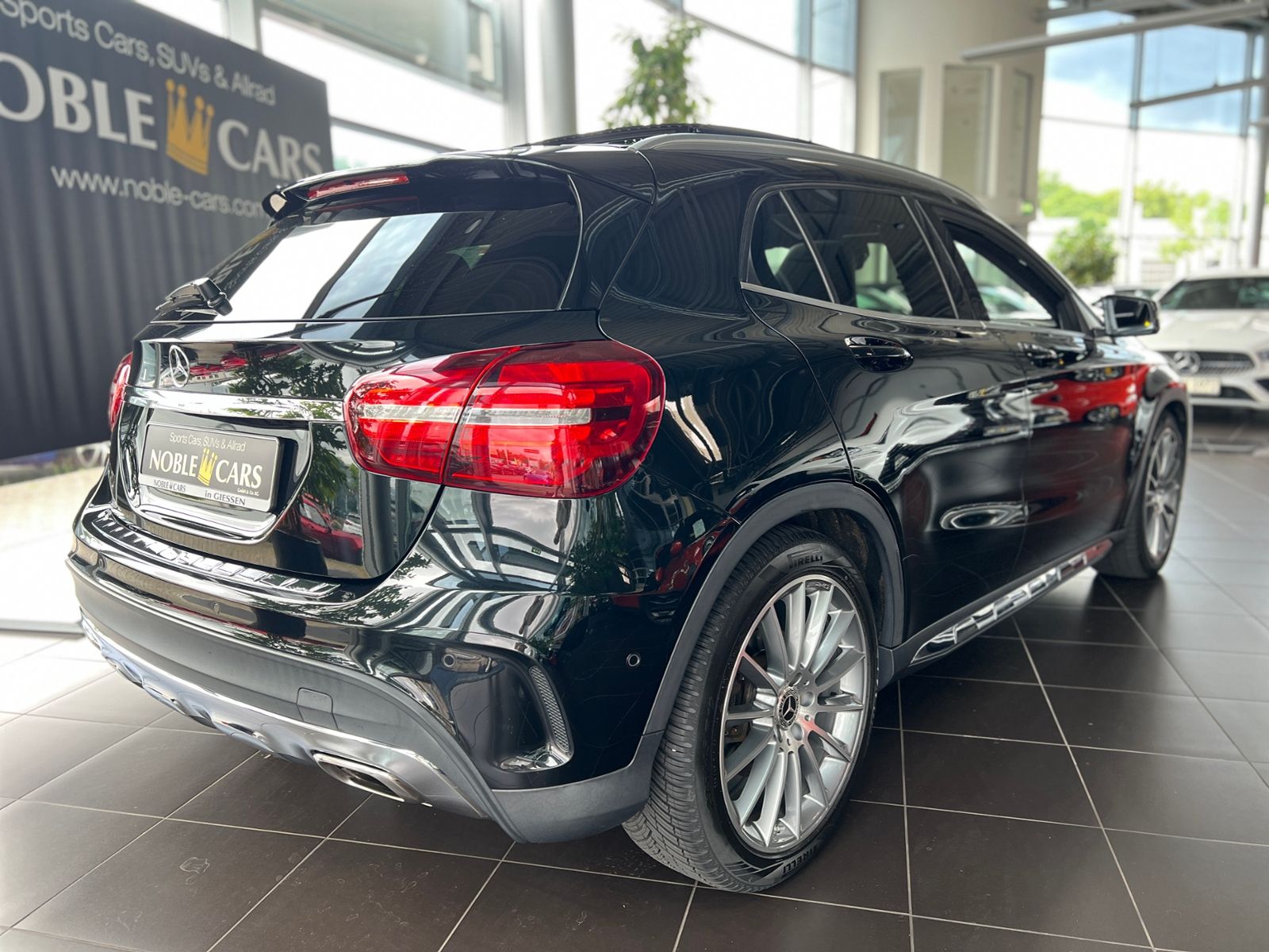 Fahrzeugabbildung Mercedes-Benz GLA 250 AMG 4Matic LED PANO KLIMA