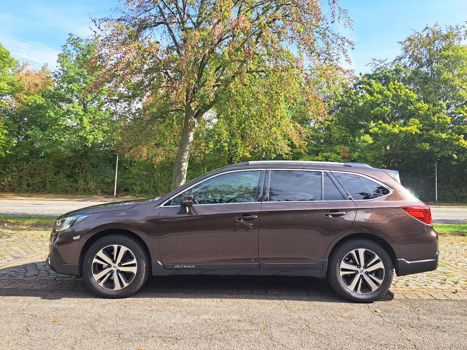 Subaru Outback 2.5i Sport AHK Standheizung AT-Reifen