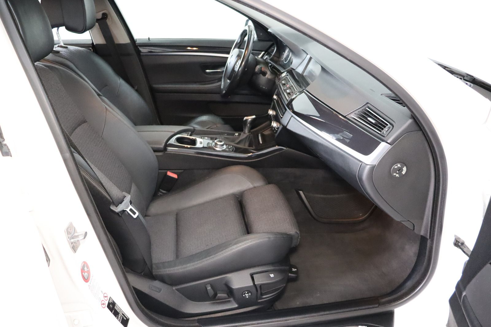 Fahrzeugabbildung BMW 525 d Touring * Navi * Bi-Xenon * Keyless *