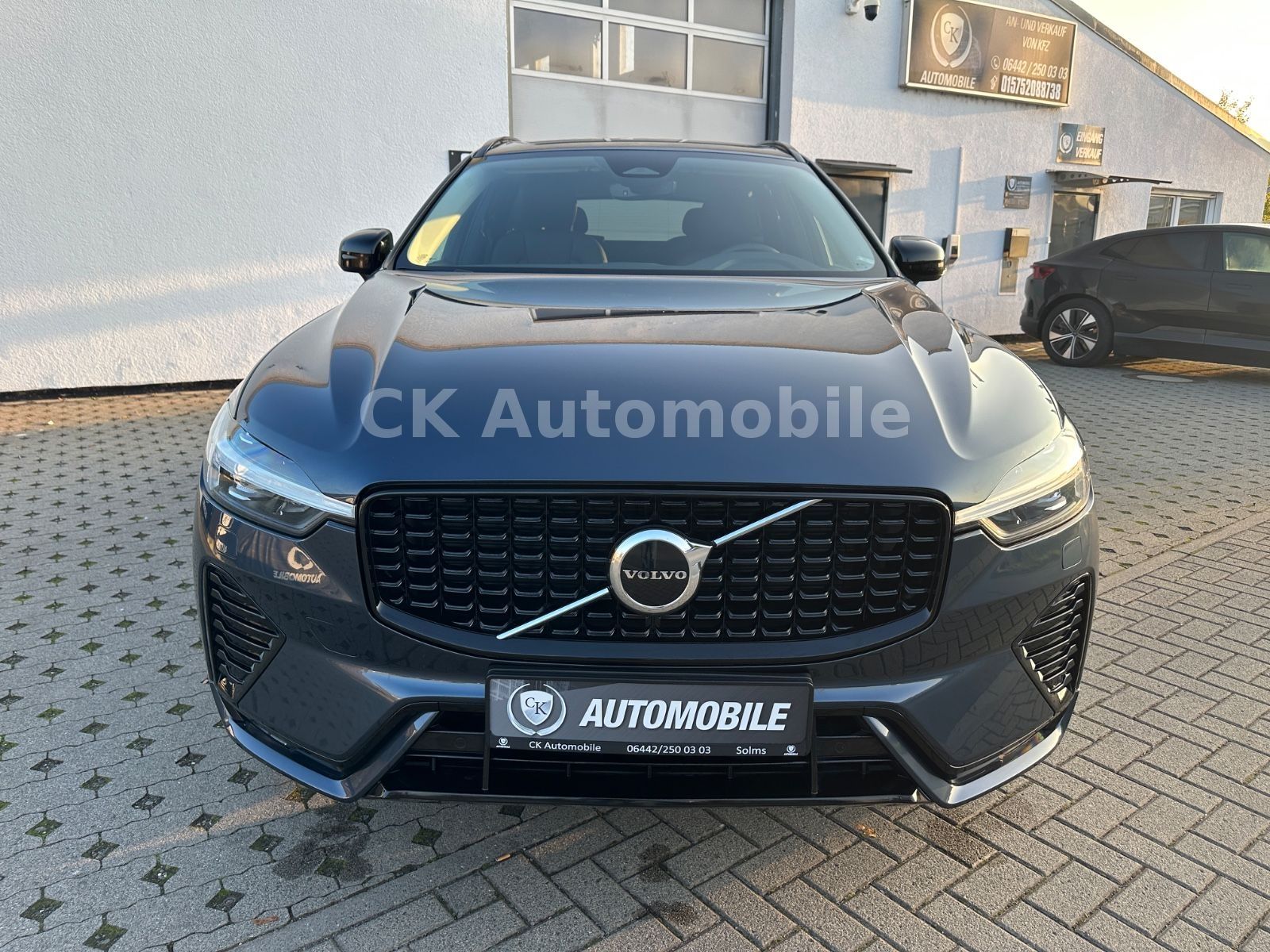 Fahrzeugabbildung Volvo XC60 B4 Plus Dark AWD/BLIS/Navi/LED/Kamera/AHK