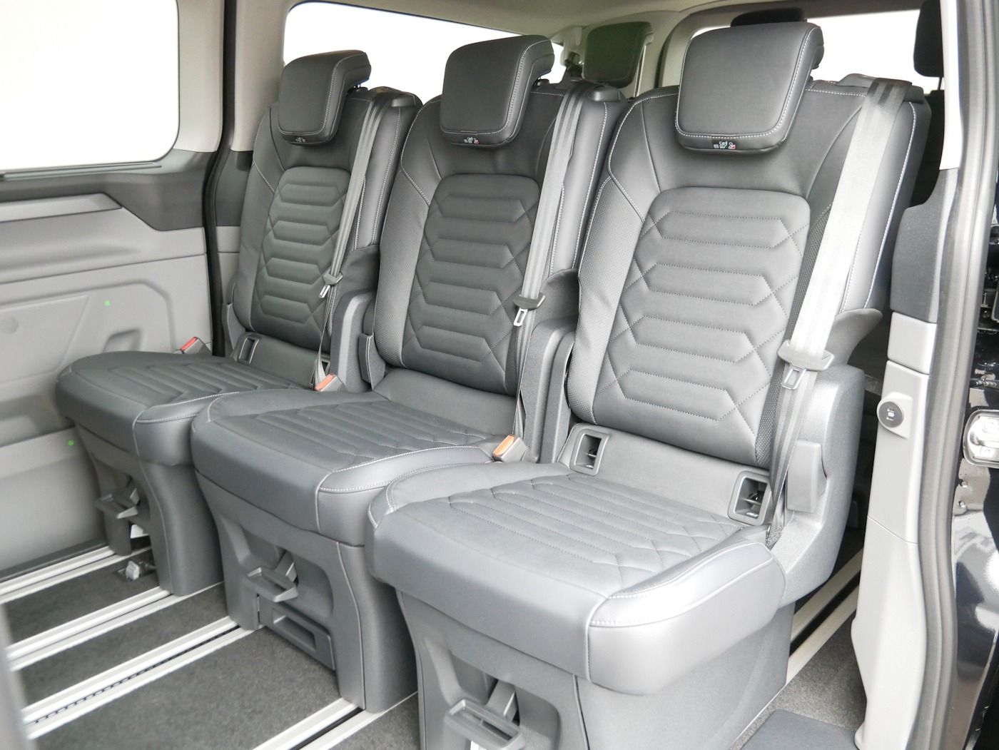 Fahrzeugabbildung Ford Tourneo Custom L2 Titanium 8-Sitzer Autom. Leder