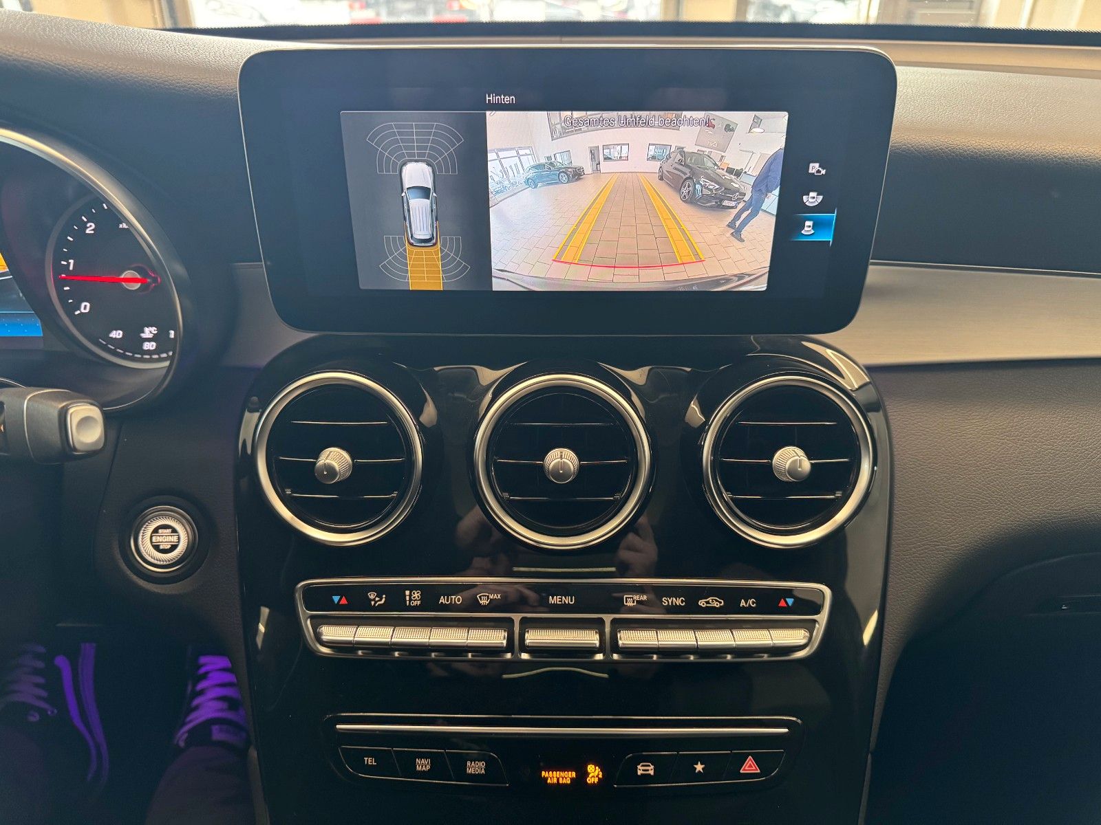 Fahrzeugabbildung Mercedes-Benz GLC 220d 4M+AMG+Pano+Distr+Night+RKamera