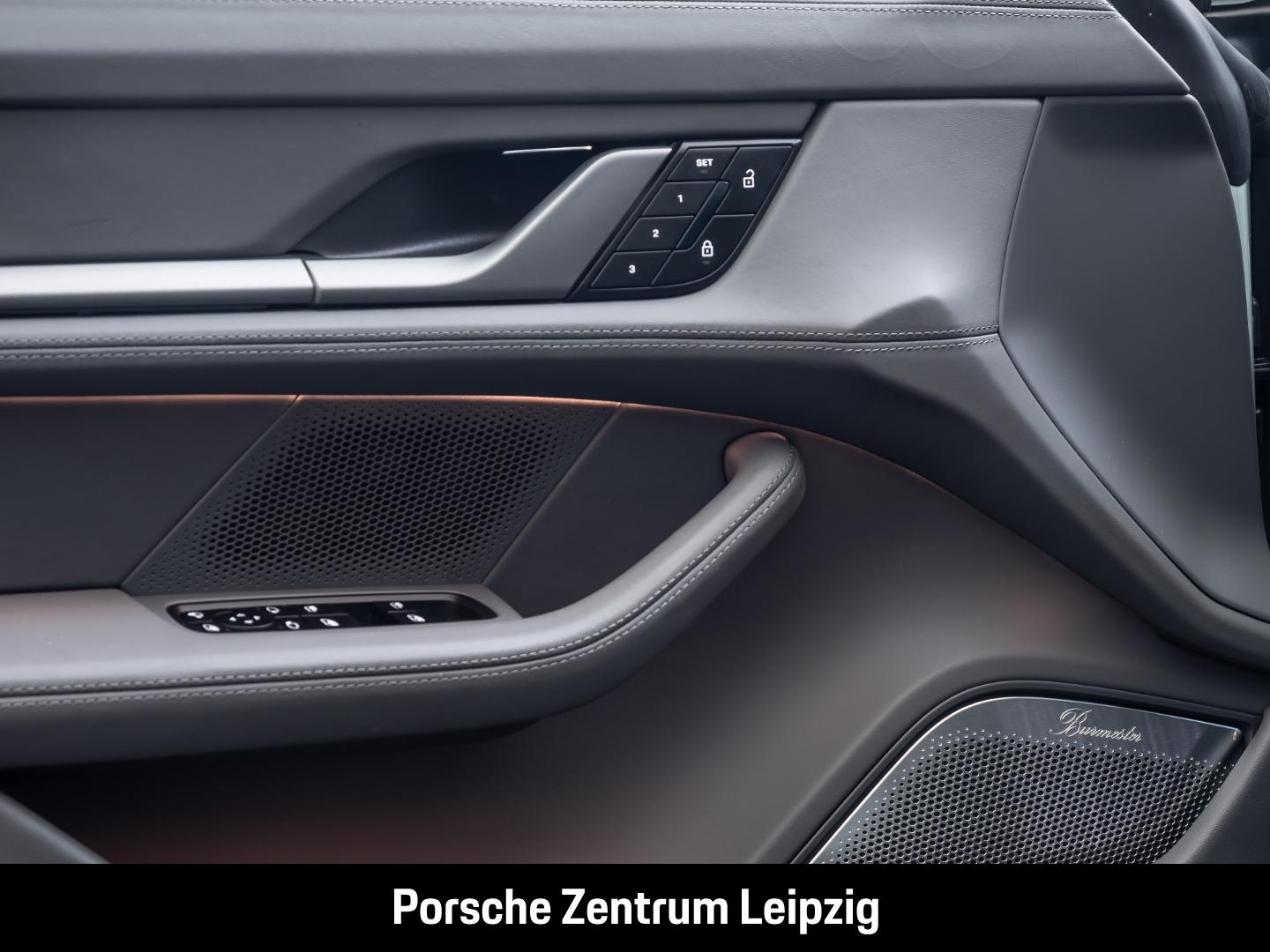 Porsche Taycan Turbo Burmester ActiveRide Nachtsicht