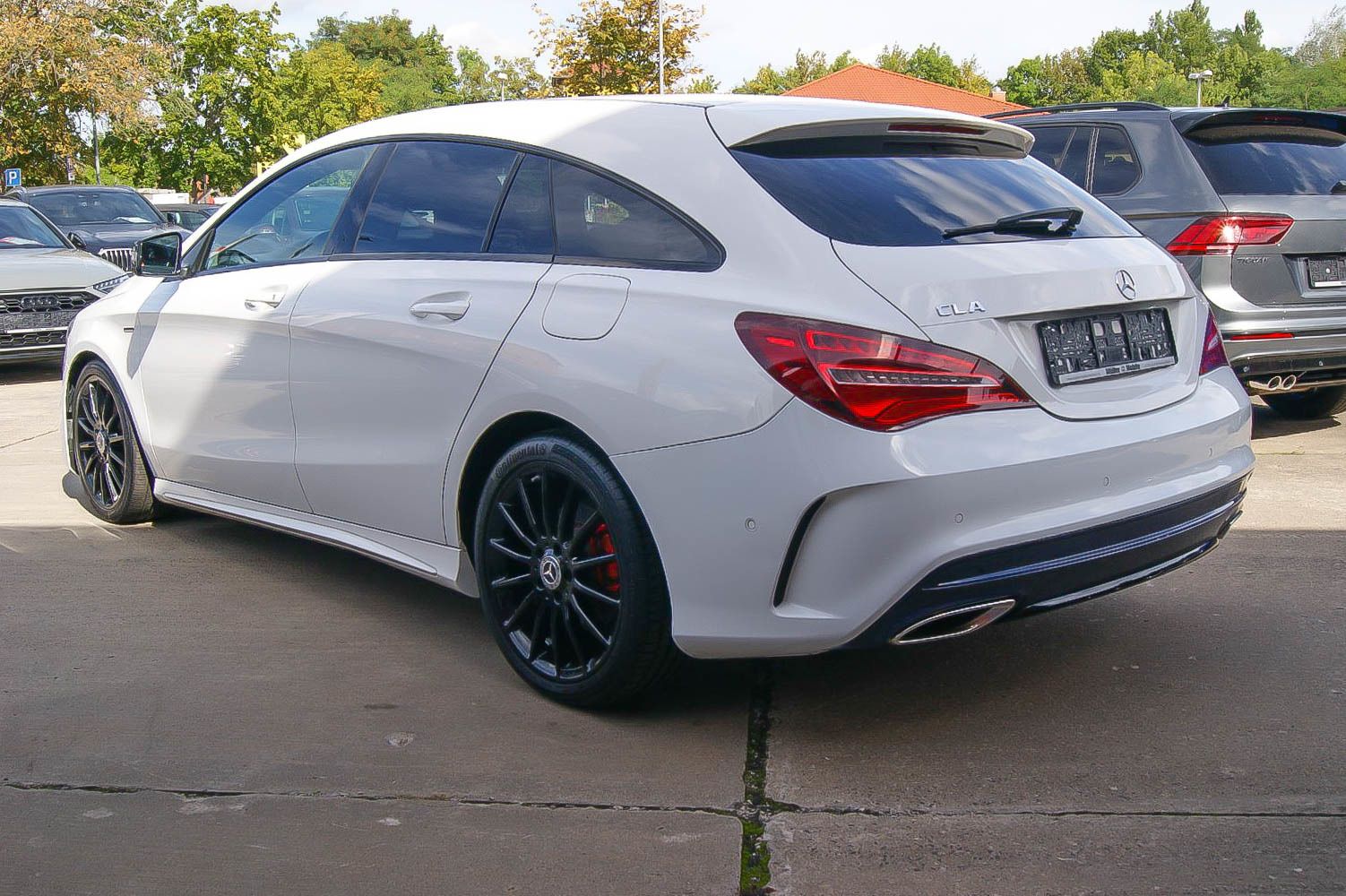 Fahrzeugabbildung Mercedes-Benz CLA 180 7G-DCT Urban Style Edition AMG PANORAMA