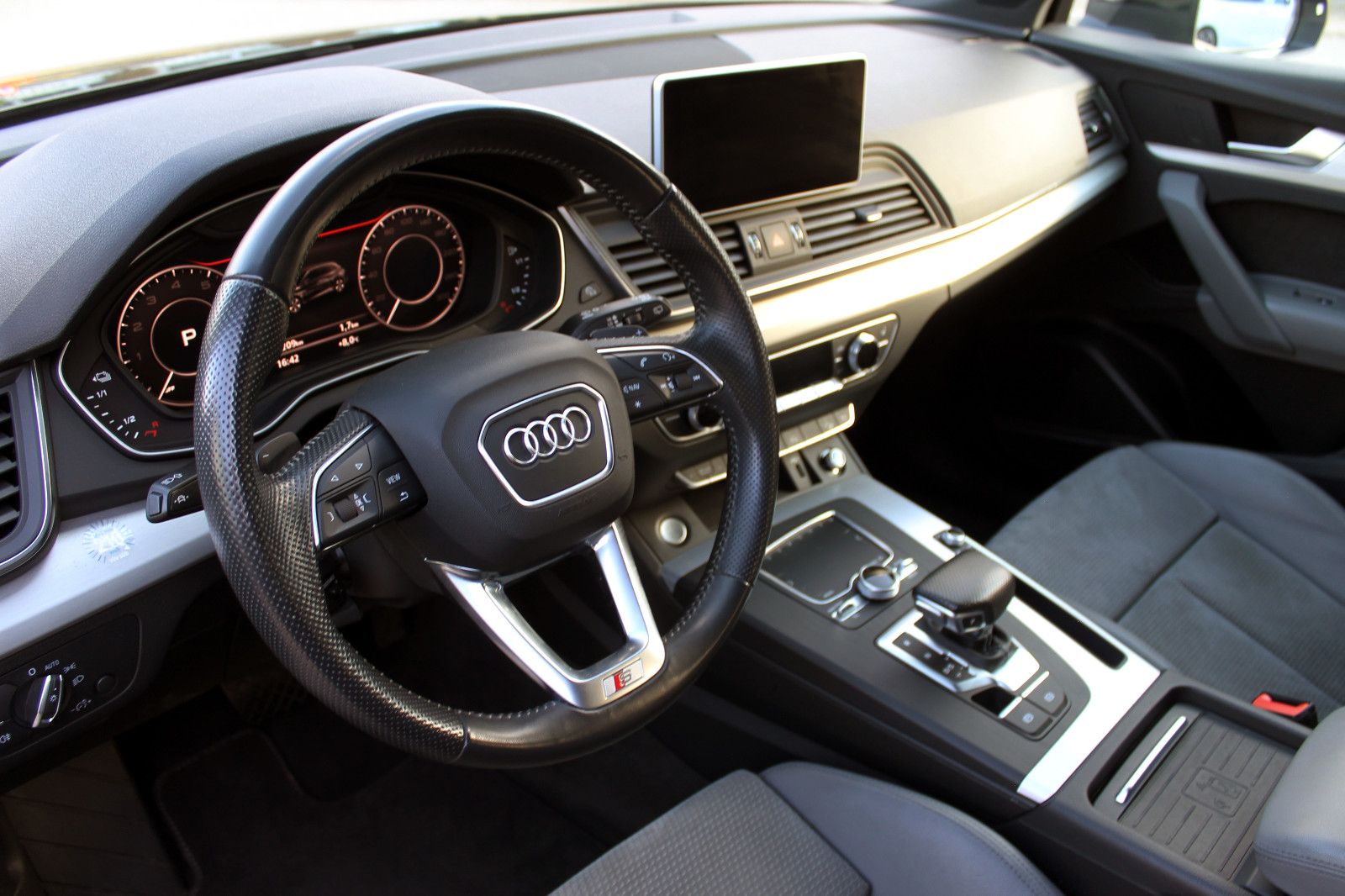 Fahrzeugabbildung Audi Q5 55 TFSI e Quattro S-Line LED SHZ KAM ACC BT