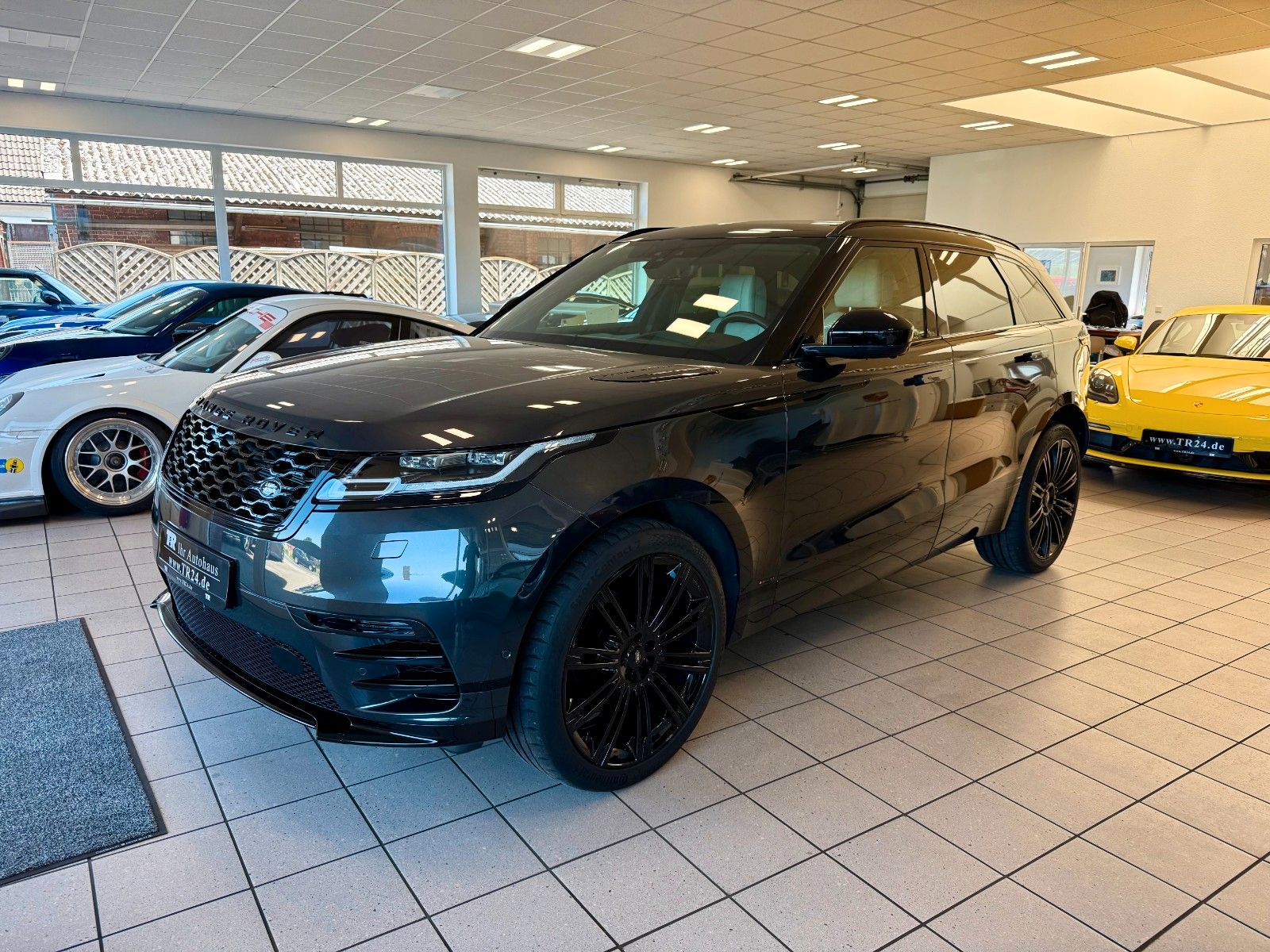 Fahrzeugabbildung Land Rover Range Rover Velar R-Dynamic HSE Design Black
