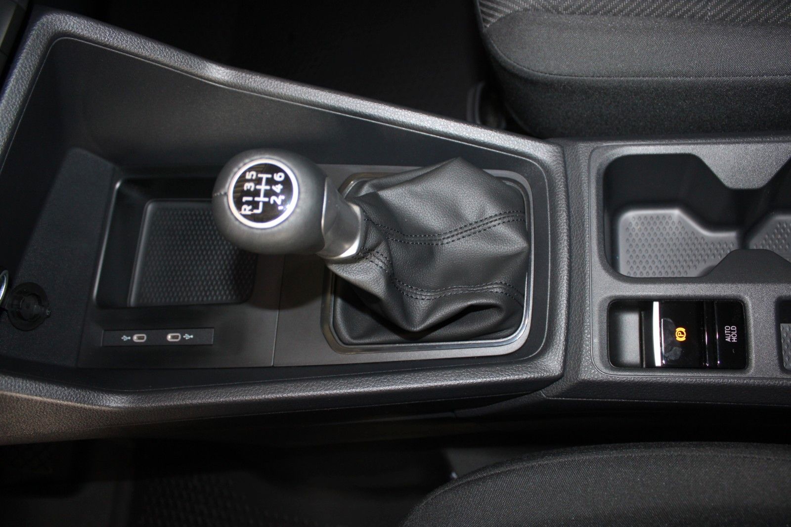 Fahrzeugabbildung Ford Transit Connect TREND L2 Lang AHK IACC NAVI uvm.