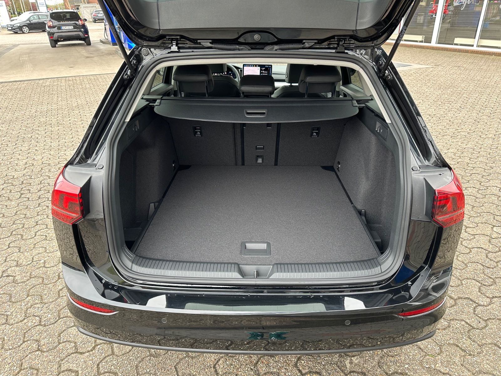 Fahrzeugabbildung Volkswagen Golf VIII Variant 1.5 TSI Life Navi/ACC/LED/Shzg