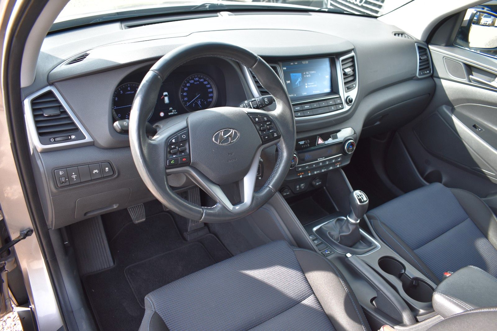 Fahrzeugabbildung Hyundai Tucson Style 2WD Panorama Dach Bluetooth Schaltr