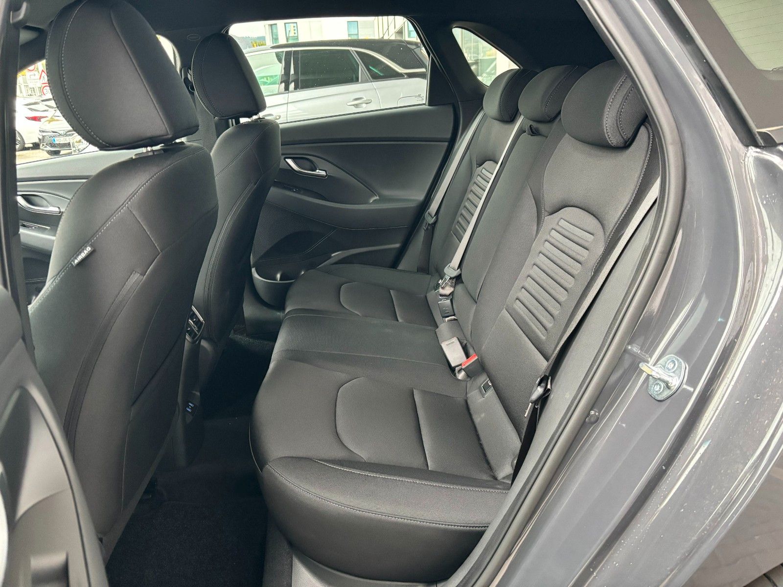 Fahrzeugabbildung Hyundai i30 AVANTAGE DCT 140PS Navi/SHZ/Kamera!