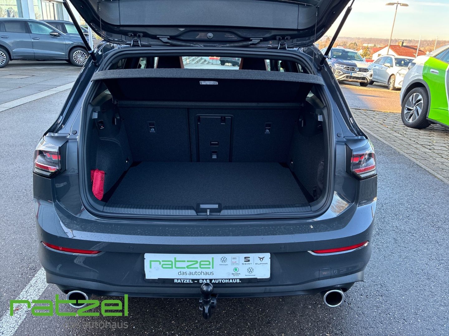 Fahrzeugabbildung Volkswagen Golf GTI Business Paket+Black Style+IQ.Light+AHK