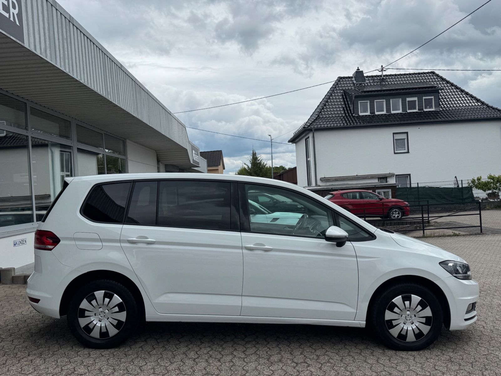 Fahrzeugabbildung Volkswagen Touran Comfortline/DSG/5-Sitzer/PDC