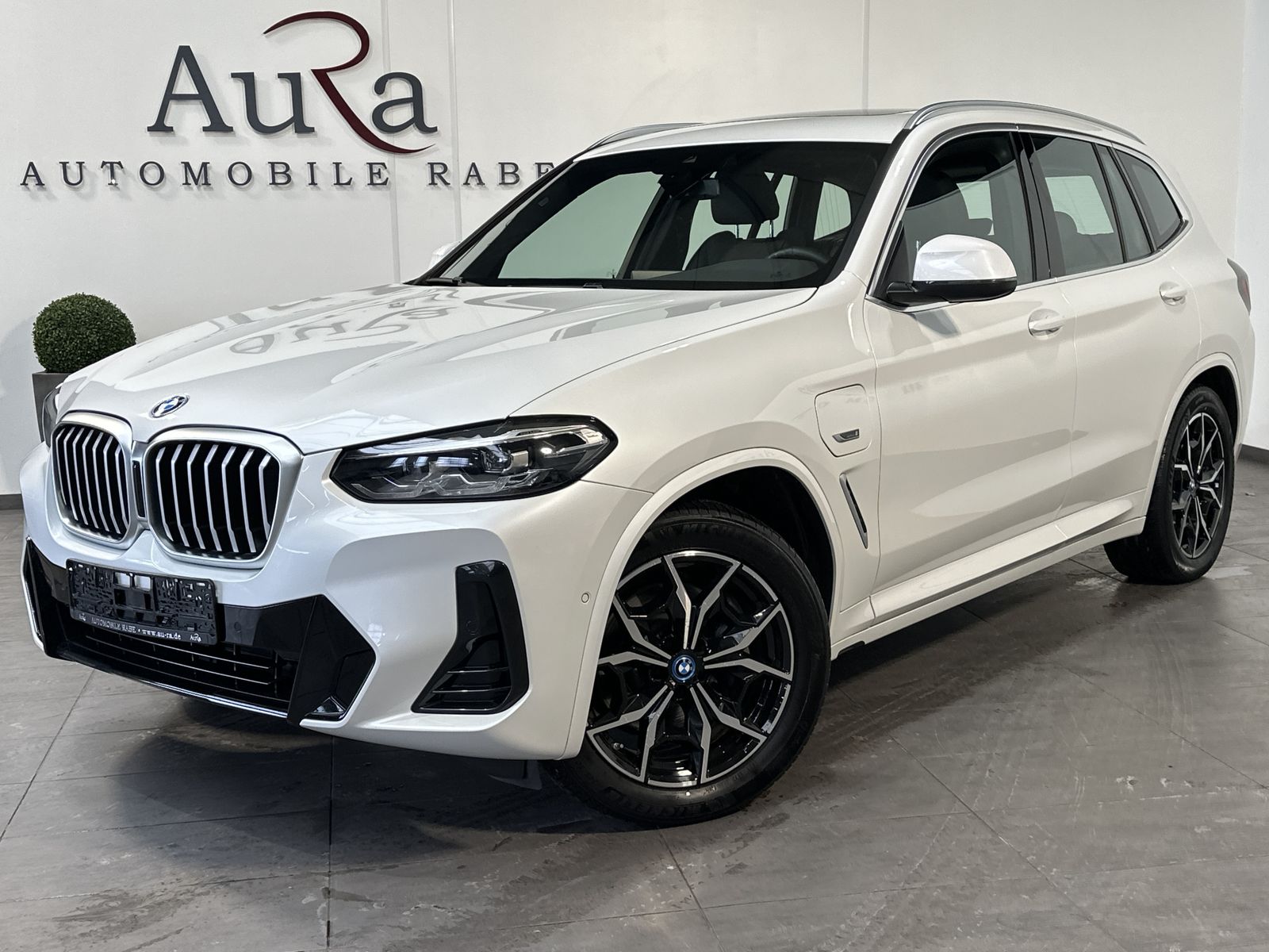 Fahrzeugabbildung BMW X3 xDrive30e M-Sport NAV+LED+PANO+HIFI+KAM+19ZO