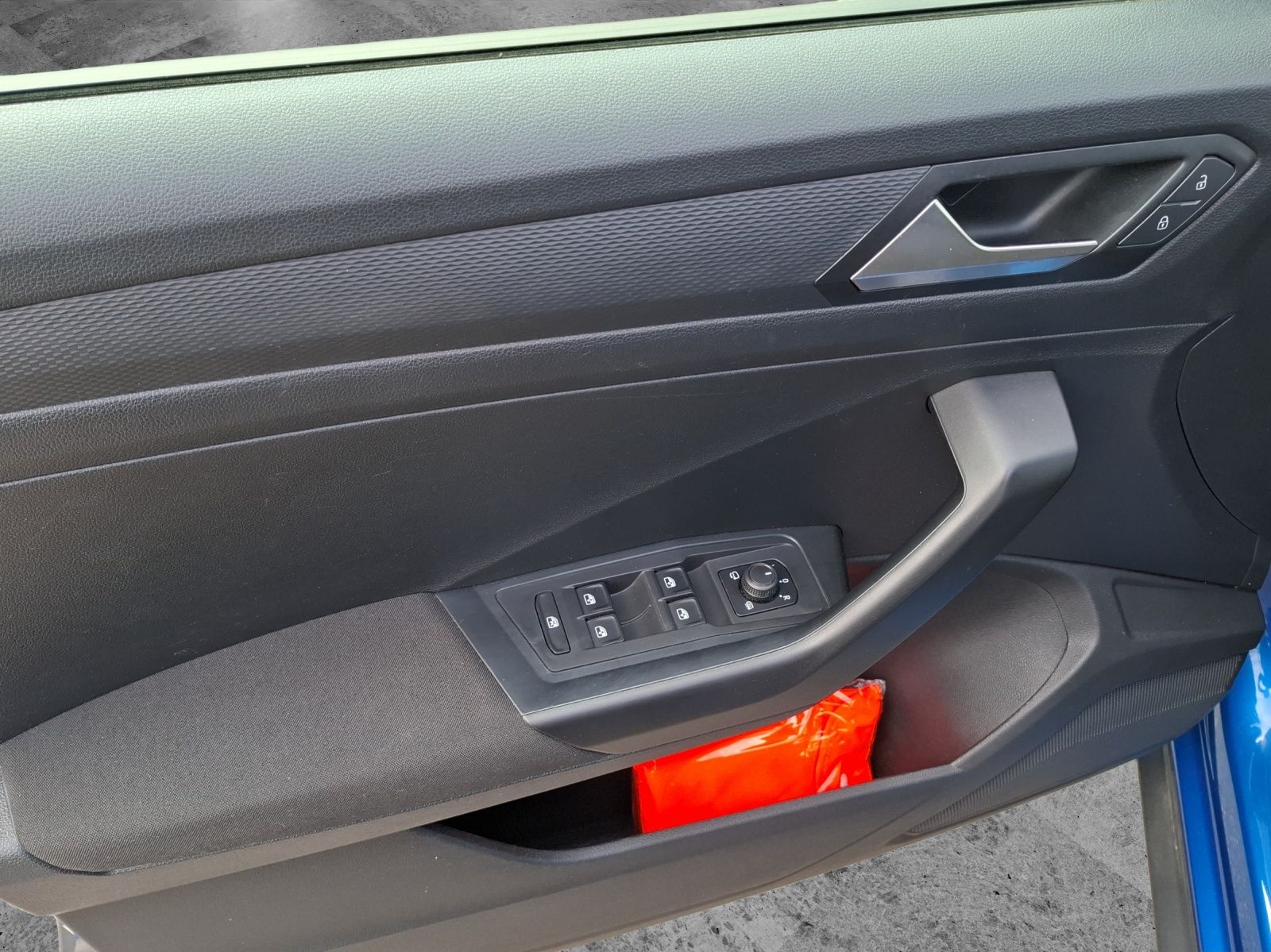 Fahrzeugabbildung Volkswagen T-Roc TSI CarPlay Klima GRA PDC SH LM