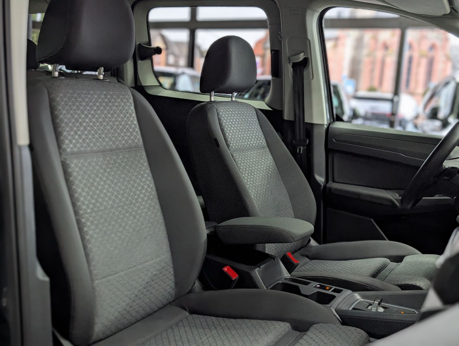 Fahrzeugabbildung Ford Grand Tourneo L2 Titanium 7-Sitze Bi-LED CAM AHK