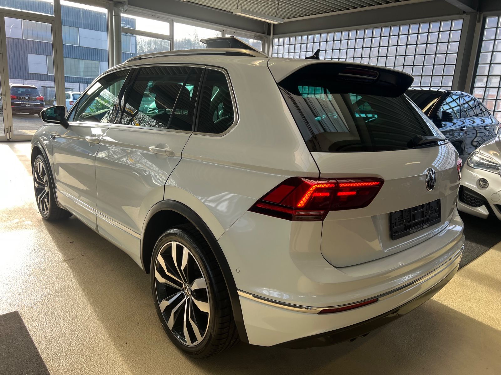 Fahrzeugabbildung Volkswagen Tiguan Highline DSG 4Motion R LINE VIRTUAL*PANO*