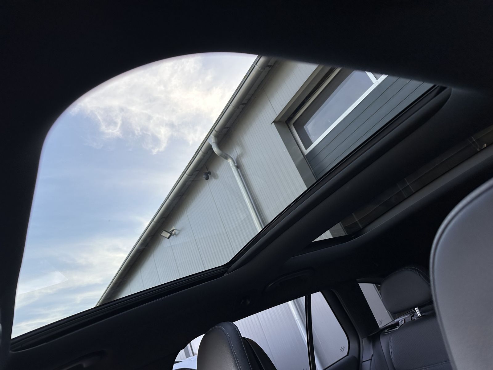 Fahrzeugabbildung Mercedes-Benz C 300e T Avantgarde NAV+LED+PANO+360°+V-COCKPIT
