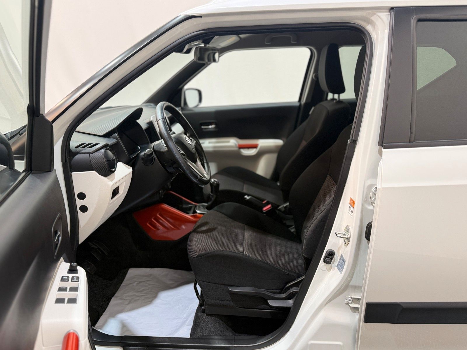 Fahrzeugabbildung Suzuki Ignis Comfort + / NAVI / CAR PLAY / SITZHEIZUNG