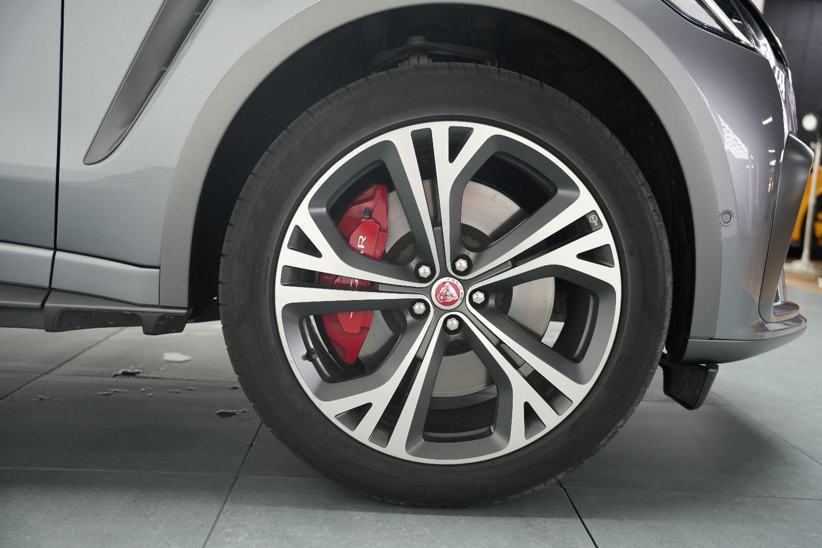 Fahrzeugabbildung Jaguar F-Pace F-PACE SVR /PANO/MERIDIAN/HUD/360°KAM/MEM
