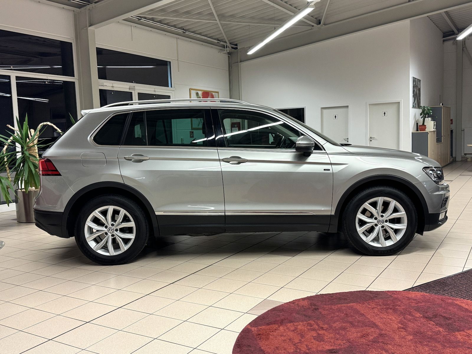 Fahrzeugabbildung Volkswagen Tiguan 2.0 TDI Join DSG/LED/Navi/Spur/VZE/Ahk