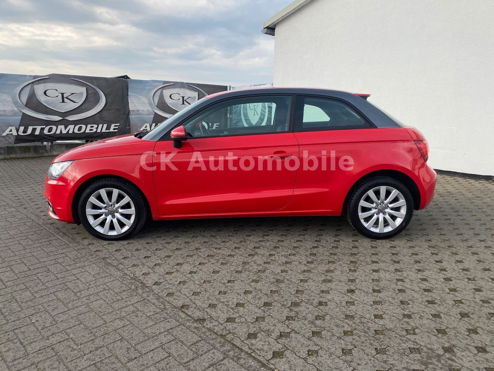 Fahrzeugabbildung Audi A1 Attraction 1.6 TDI DSG/Klima/Bi-Xenon/SHZ/PDC