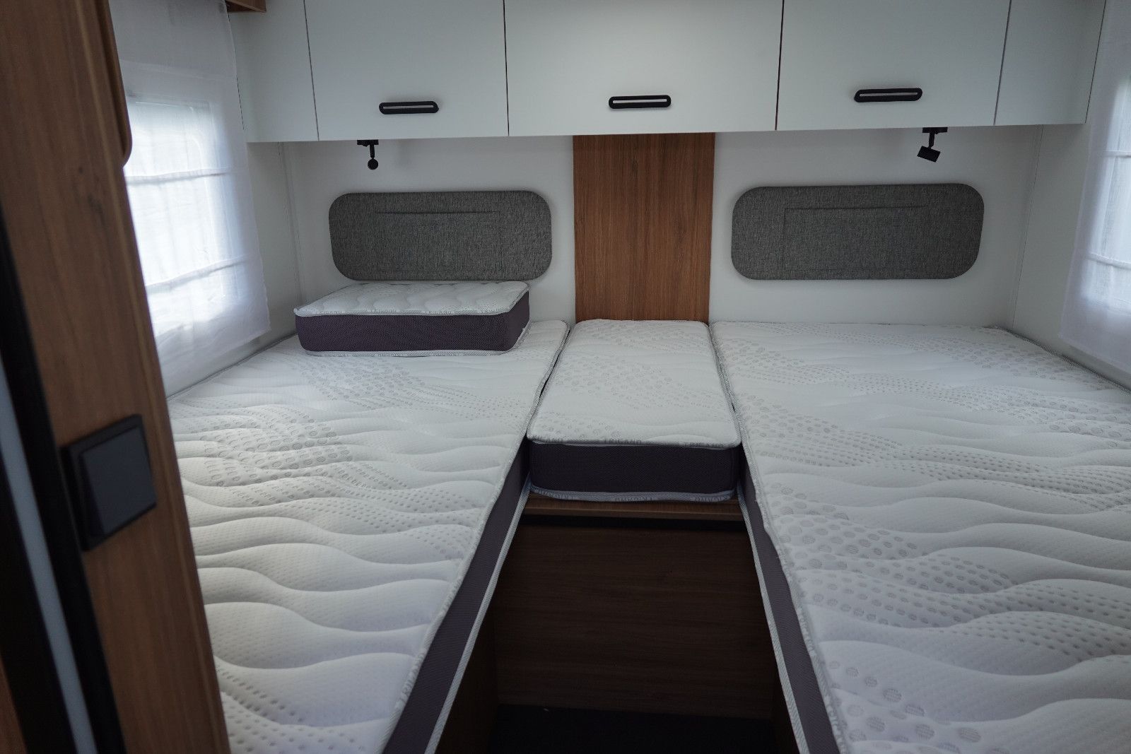 Fahrzeugabbildung Challenger 337 Graphite Edition m. Hubbett M27