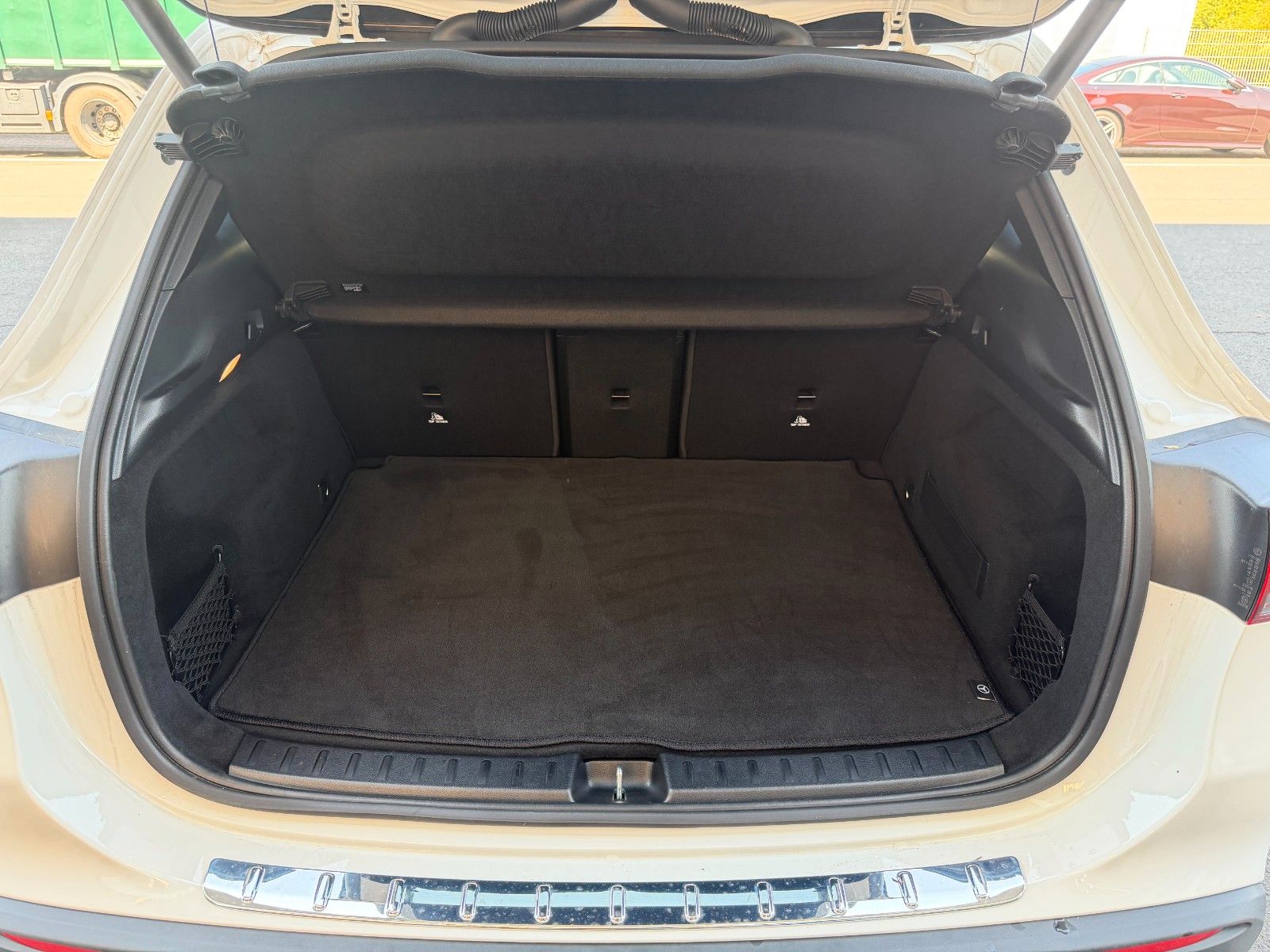 Fahrzeugabbildung Mercedes-Benz EQA 300 4M Progressive+19AMG+RKF+TotW+Ambiente+