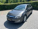 Opel Astra J Sports Tourer Edition - Opel Astra aus 2010: Sports
