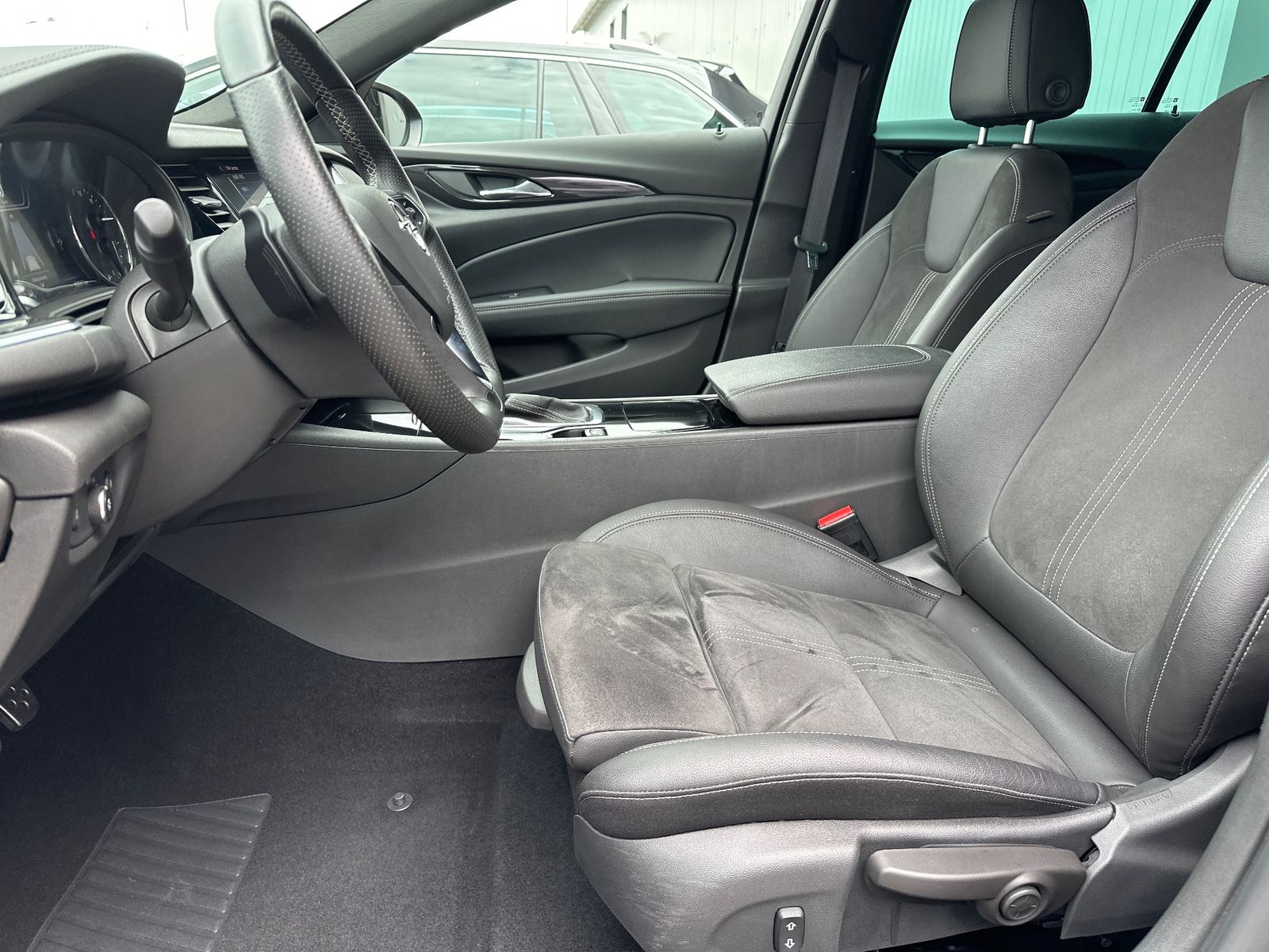 Fahrzeugabbildung Opel Insignia ST 2.0 D Ultimate AT NAV+LED+ACC+KAMERA