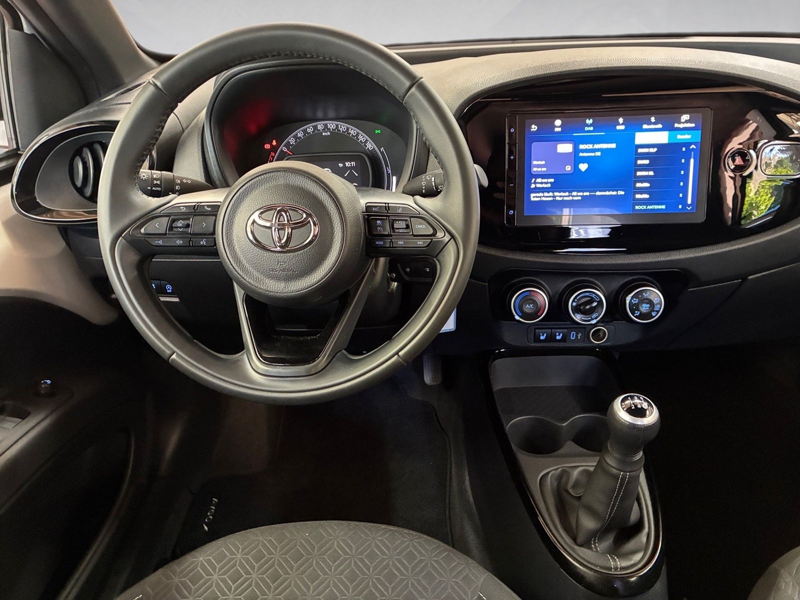 Fahrzeugabbildung Toyota Aygo X 1.0 Black&White SHZ,Winterräder,ACC,PDC