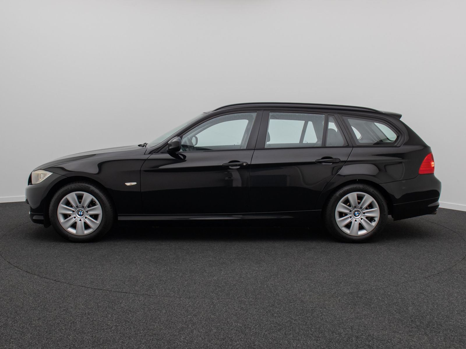 Fahrzeugabbildung BMW 318d GeschwindigReg KlimaAut PDC AHK Nebelschein