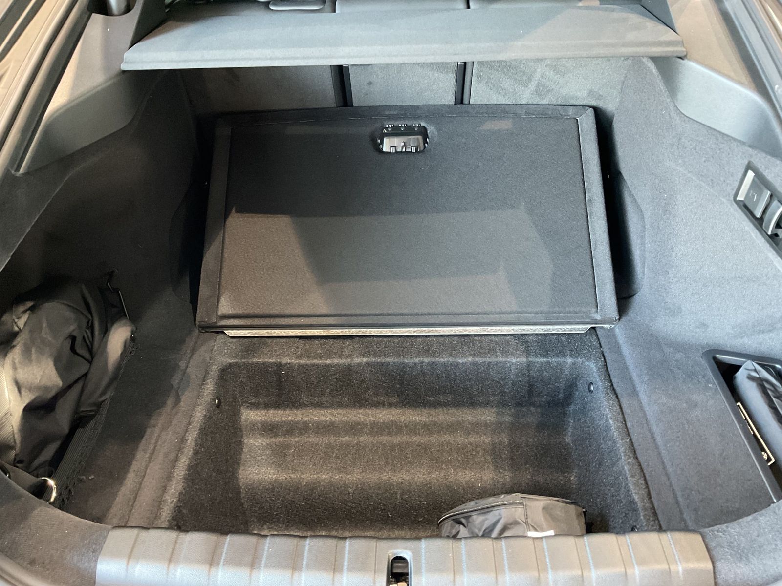 Fahrzeugabbildung BMW i4 xDrive40 *AHK *Glasdach *M Sportpaket pro