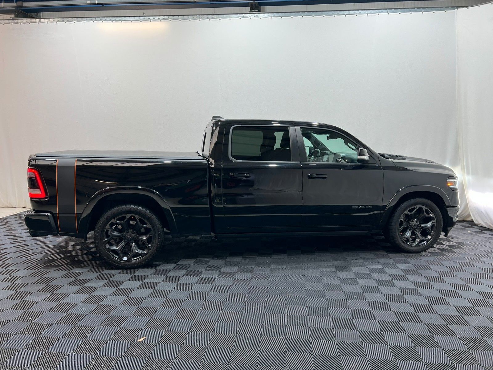 Fahrzeugabbildung Dodge RAM 1500 LIMITED NIGHT CREW CAB 4X4 *RTR UMBAU*