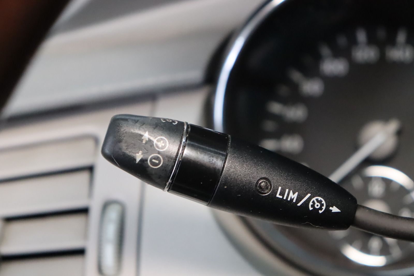 Fahrzeugabbildung Mercedes-Benz R 320 CDI 4MATIC * HUD * AHK * Navi